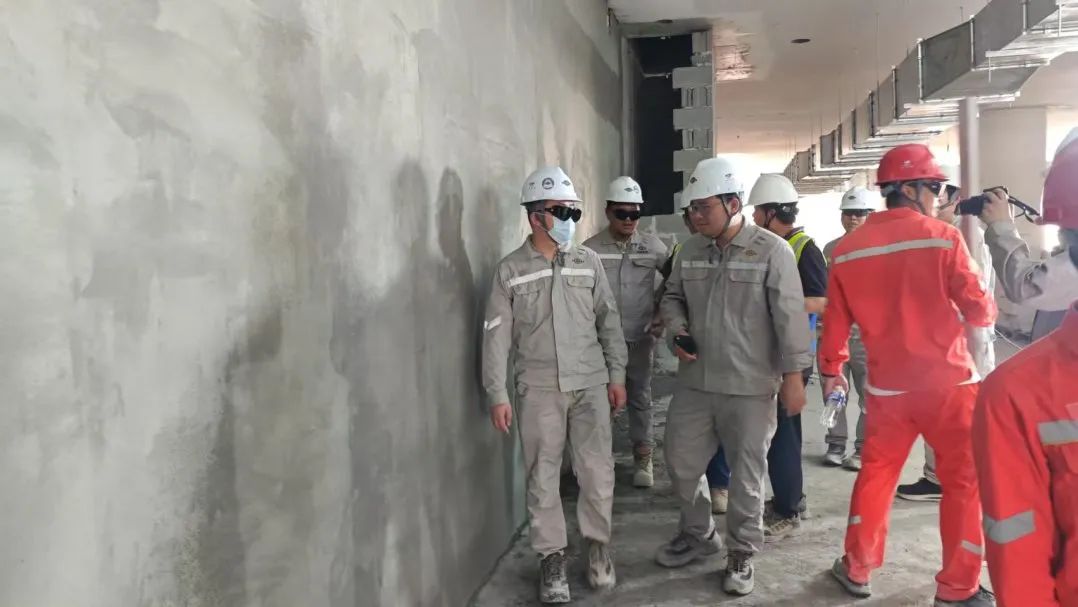 50℃高溫的沙漠地帶，蔚建抹灰機器人在阿聯酋“抹”出完美墻面(圖4)