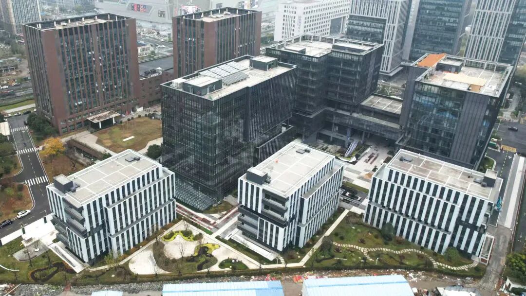 狹小空間里精準作業 蔚建噴涂機器人圓滿完成南京智鑫慧谷人才公寓項目
